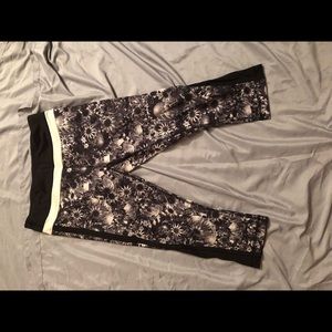 Floral print size 6 lululemon crops